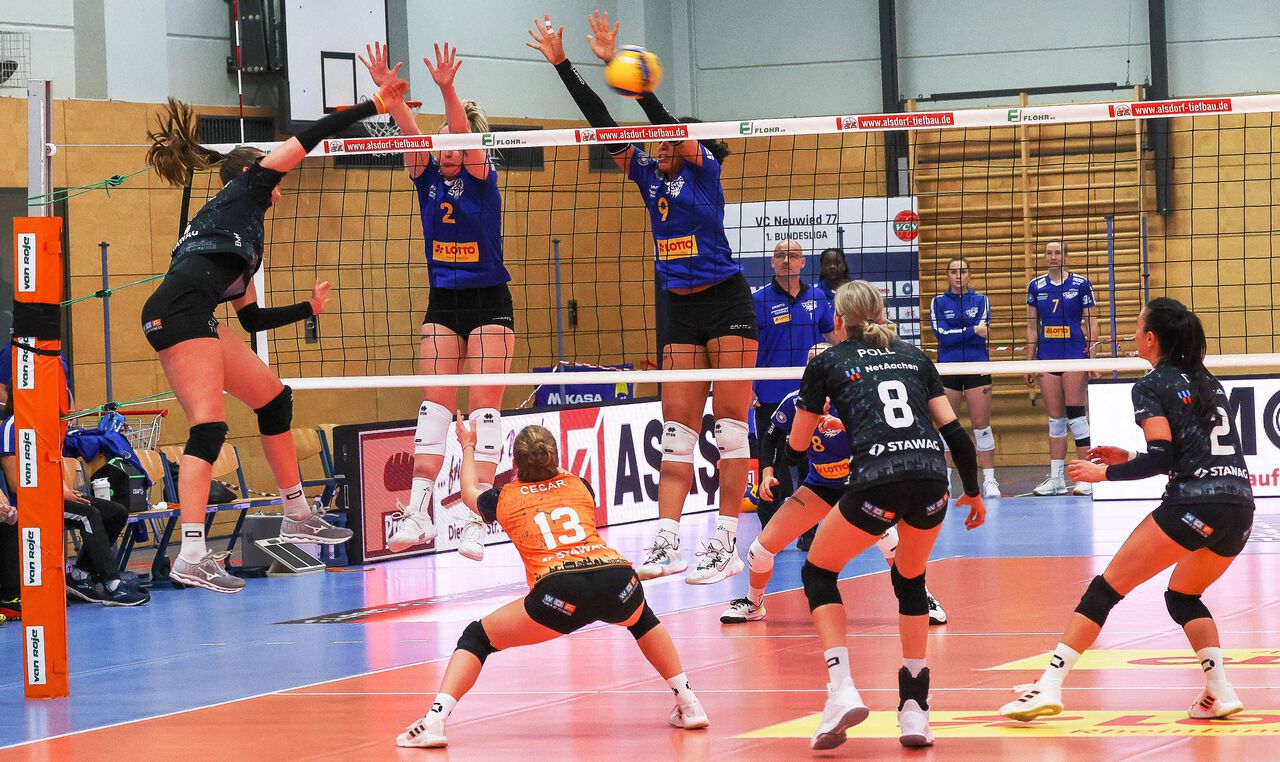 VC Neuwied 77 vs. Ladies in Black Aachen, Volleyball, 1. Bundesliga Frauen, 6. Spieltag, 13.11.21, Foto: EIBNER/Joerg Niebergall