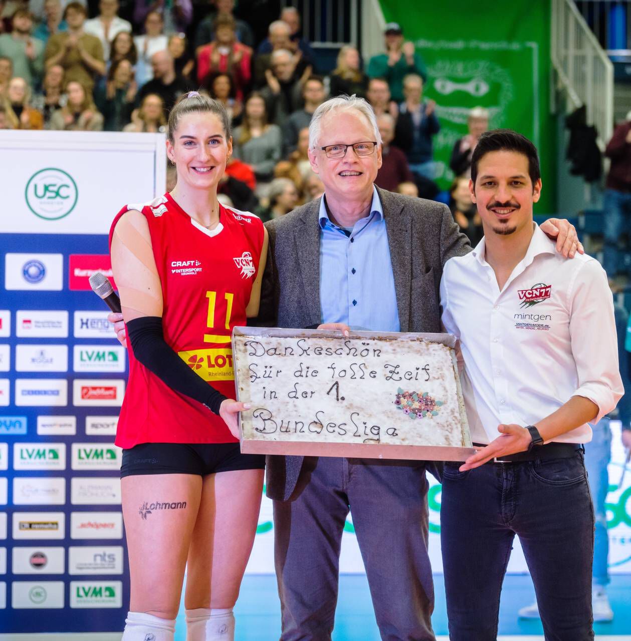 Der Präsident des USC Münster, Jürgen Aigener, hier mit Laura Broekstra und Tigin Yağlıoğlu, fand lobende Worte für das Engagement des VC Neuwied. Foto: Michael Mücke