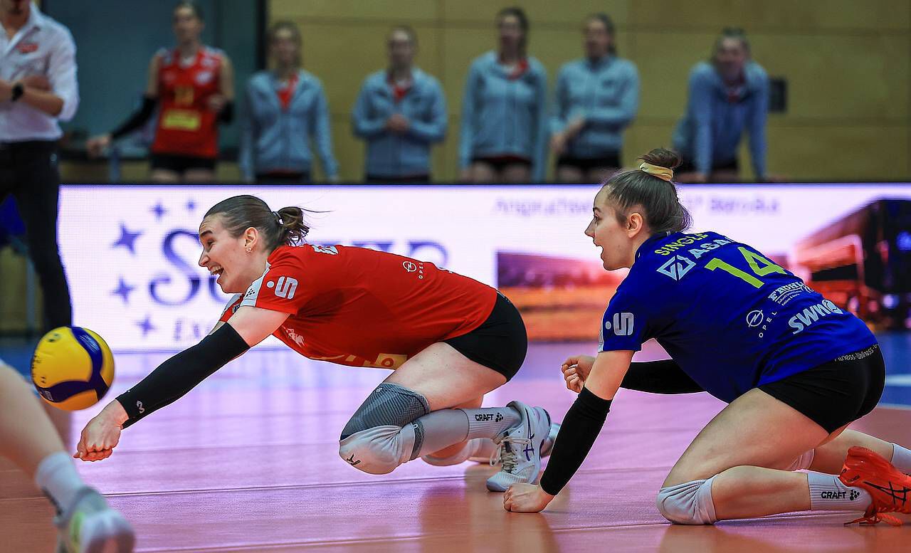 Der Kampf um jeden Ball – eine Stärke der Neuwiederinnen in den letzten Wochen. Foto: Tobias Jenatschek