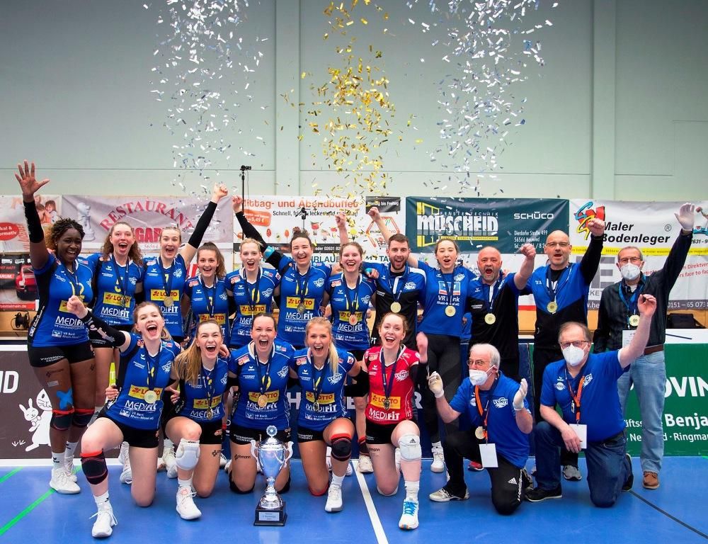 Gruppenbild mit Pokal: Die Deichstadtvolleys sind Meister der 2.Bundesliga Süd und können den weg in die Eliteliga antreten (Foto Eckhard Schwabe)