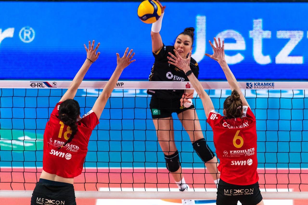 Potsdams Tatjana Bokan schlägt über den Neuwieder Block mit Maddy Halteman und Rachel Anderson. Foto: Nicol Marschall