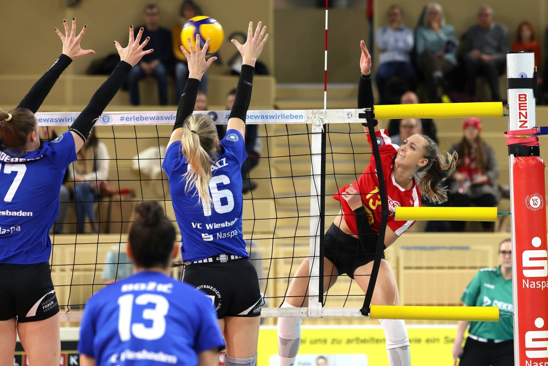 Lydia Stemmlers Angriff scheitert am Block Foto: Detlev Gottwald
