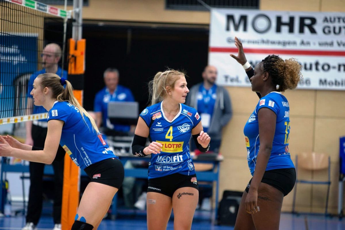 Foto Eckhard Schwabe: Konzentration auf den nächsten Spielzug wird auch in der Partie gegen die Volleyball-Akademie Stuttgart nötig sein. Von linkes: Rachel Anderson, Maike Henning, Sarah Kamarah
