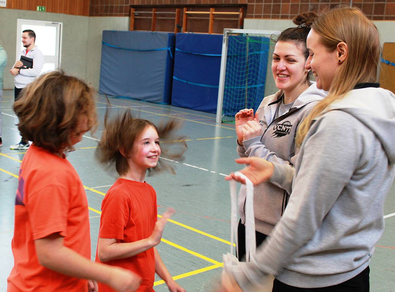 Die Profis Lisi Kettenbach und Pia Fuchs kamen nach dem Morgentraining zur Siegerehrung ins WHG. Foto: VCN 77