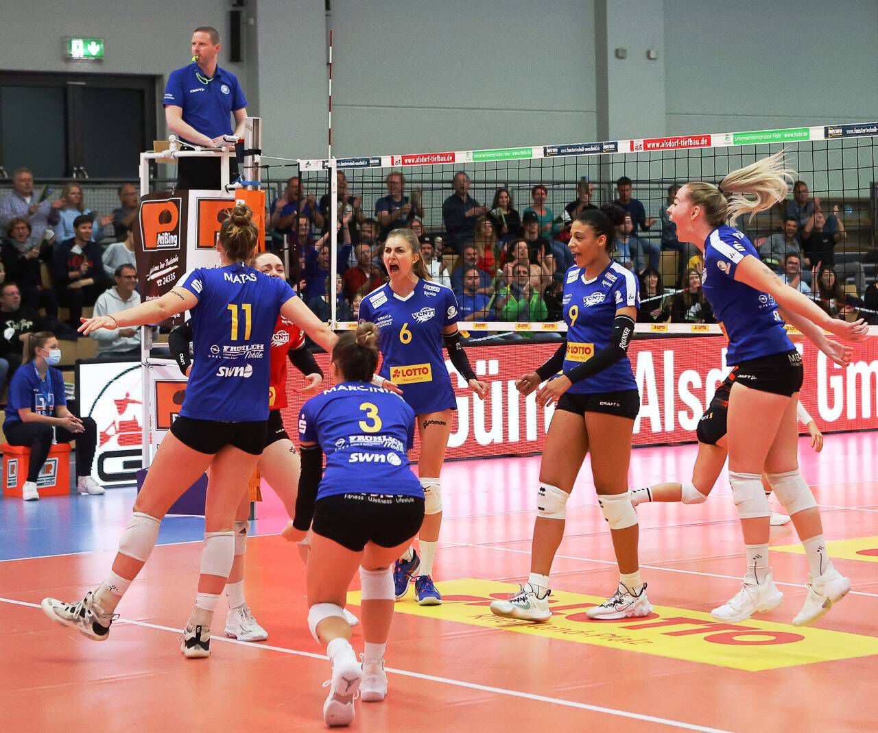 Deichstadtvolleys und Fans beider Mannschaften hatten viel mehr Freude als erwartet  Foto: Jörg Niebergall