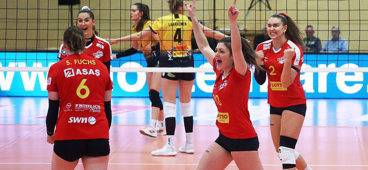 Die Deichstadtvolleys haben nach ihrem ersten Bundesligasieg allen Grund zum Jubeln. Foto: Jörg Niebergall