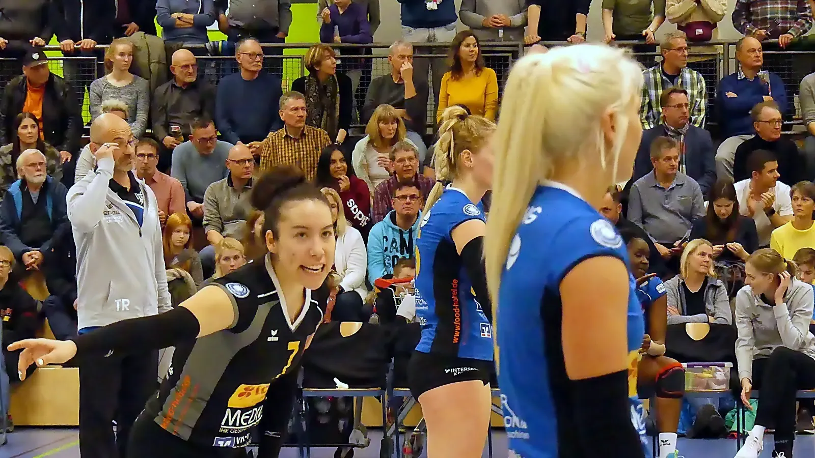 Hier geht es lang, scheint Neuwieds Libera Gysell Zayas ihrer Mitspielerin Maike Henning anzuzeigen. VCN-Trainer Dirk Groß (im Hintergrund) macht derzeit alles richtig: Die Deichstadtvolleys führen weiterhin die Liga-Tabelle an. Foto: Josef Dehenn