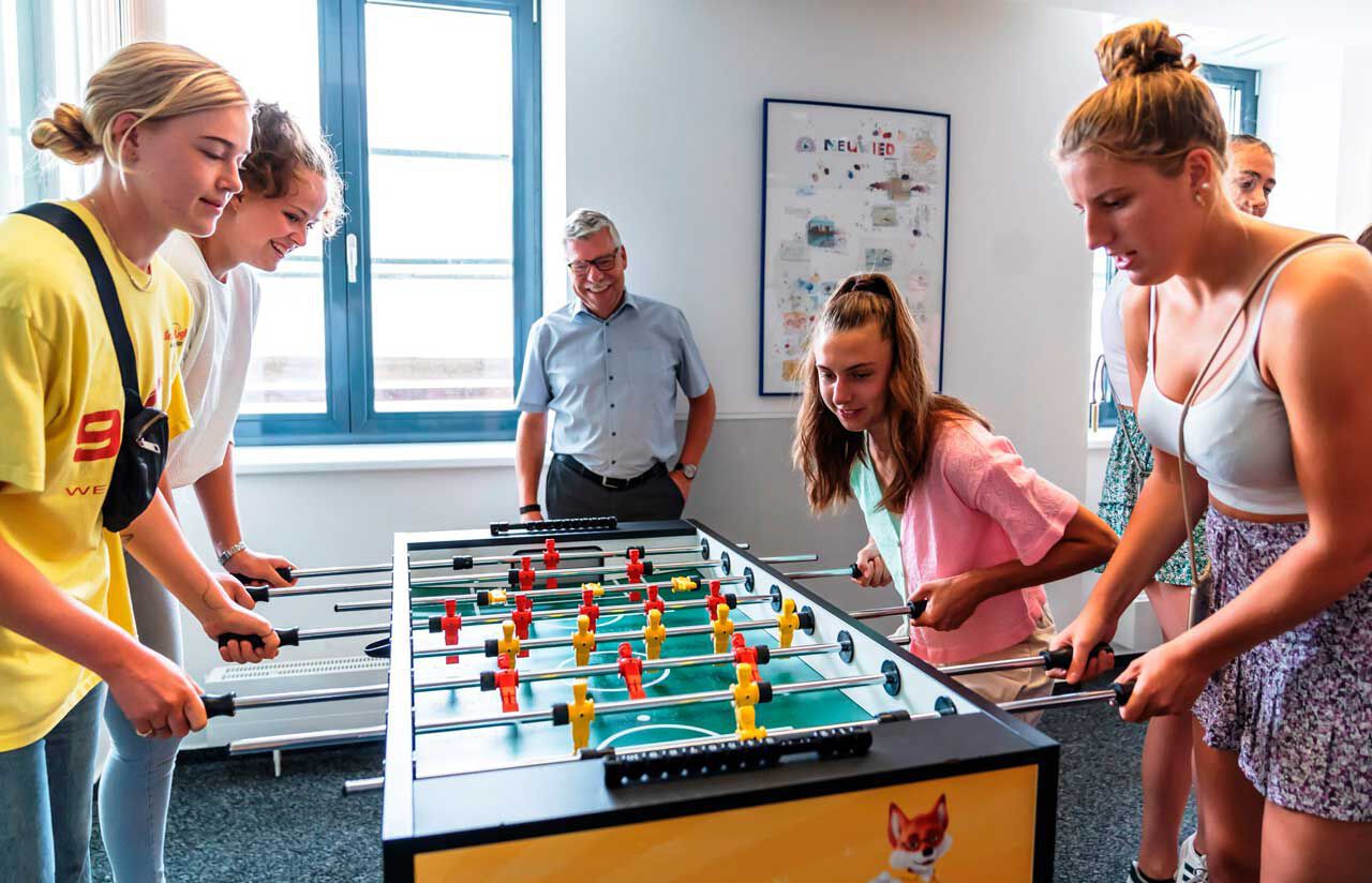 Marketingleiter Klaus Dieter Flatt beobachtet das Tischfußballspiel von Laura Berger und Natalie Crews (links) gegen Trainingsgast Sina Siebert und Carla Fuchs (rechts). Foto: Creativ / Heinz-Werner Lamberz
