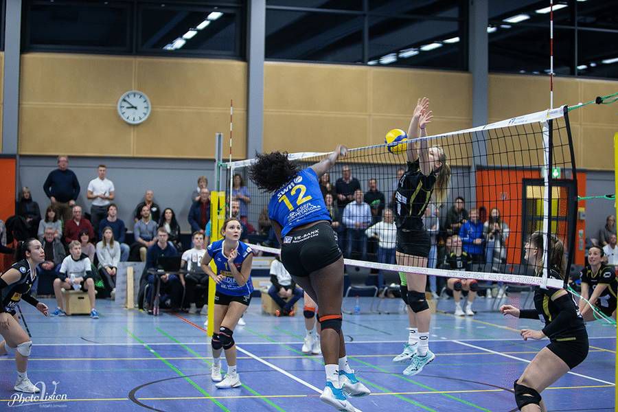 Sarah Kamarah (12) gehörte beim 3:1-Erfolg gegen Waldgirmes mit ihren Angriffsbällen zur absoluten Machtwinnerin in der Partie. Fotos: PhotoVision/Eckhard Schwabe