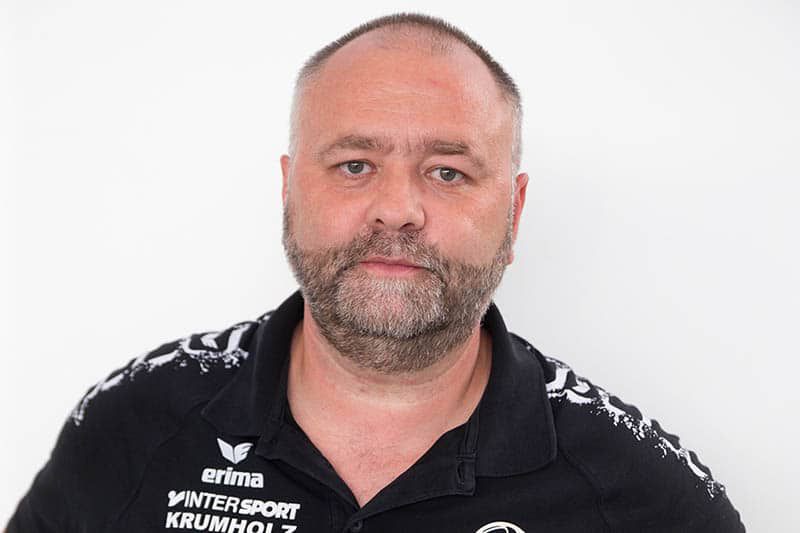 Eigentlich war er nie wirklich ganz weg: Ralf Monschauer (49) sitzt am Wochenende beim Spiel der Deichstadtvolleys gegen die proWin Volleys TV Holz nicht auf der Zuschauertribüne; dieses Mal ist sein Platz wieder auf der Trainerbank reserviert. Foto: Eckhard Schwabe.