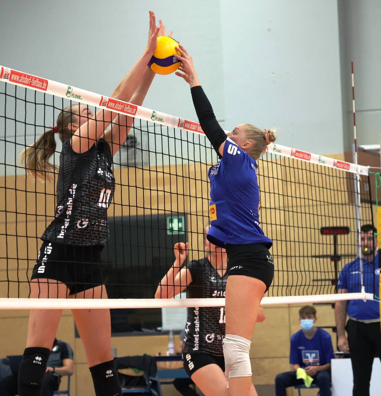 Das Pokalduell zwischen den beiden Lottoteams verlief über weite Strecken auf Augenhöhe. Im Bild. Neuwieds Zuspielerin Maddy Halteman (177cm) und Suhls Mittelblockerin Laura de Zwart (199 cm) (Foto: Jörg Niebergall)