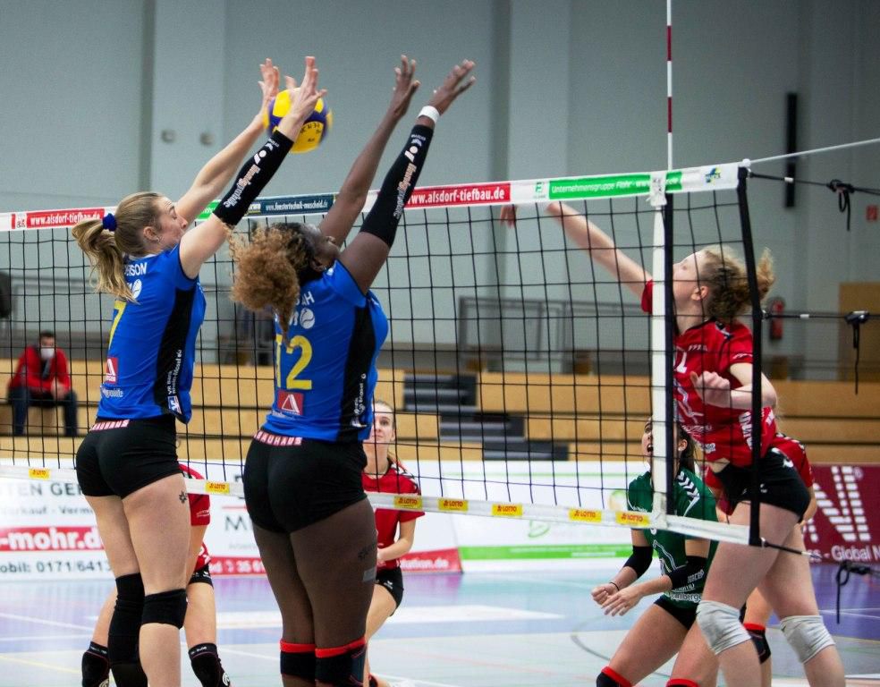 Foto Eckhard Schwabe. Das spektakuläre Blockspiel von Rachel Anderson und Sarah Kamarah konnte in Bad Soden begeistern. Auch gegen die proWin Volley