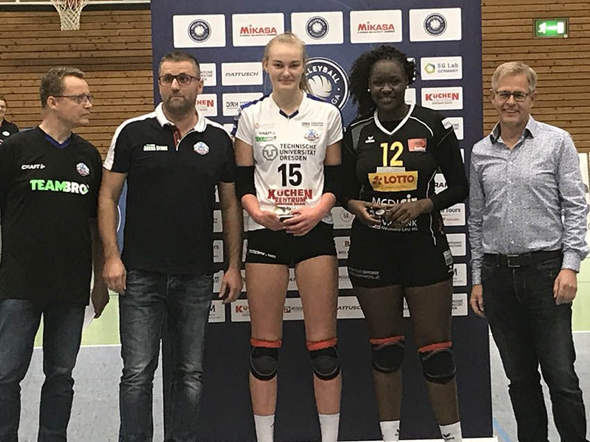 Sarah Kamarah (2. von rechts) wurde als beste Gästespielerin gewählt. Fotos: Uwe Lederer/Josef Dehenn