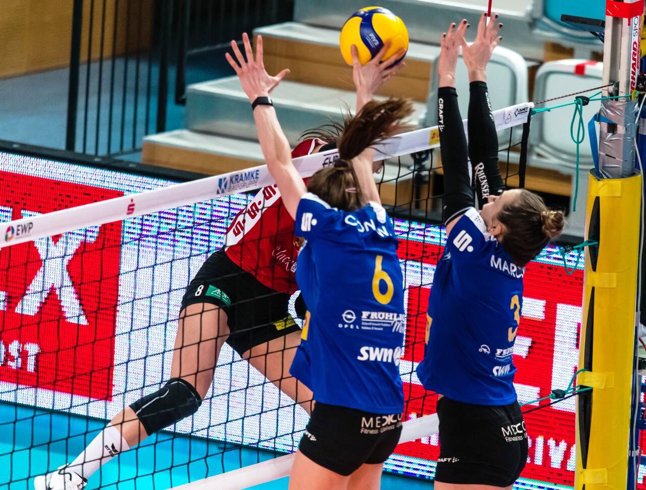 Packendes Blockduell mit Alexis Conaway und Isabelle Marciniak. Foto: Nicole Marschall