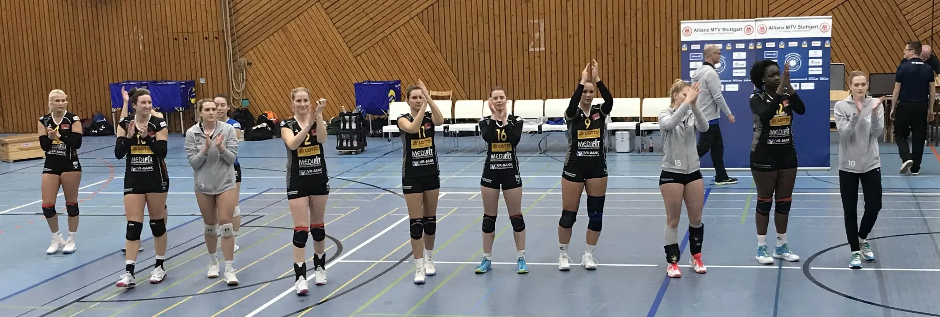 Aufmunternder Applaus der VCN-Akteurinnen nach Spielende an die mitgereisten Fans aus Neuwied. Foto: Uwe Lederer