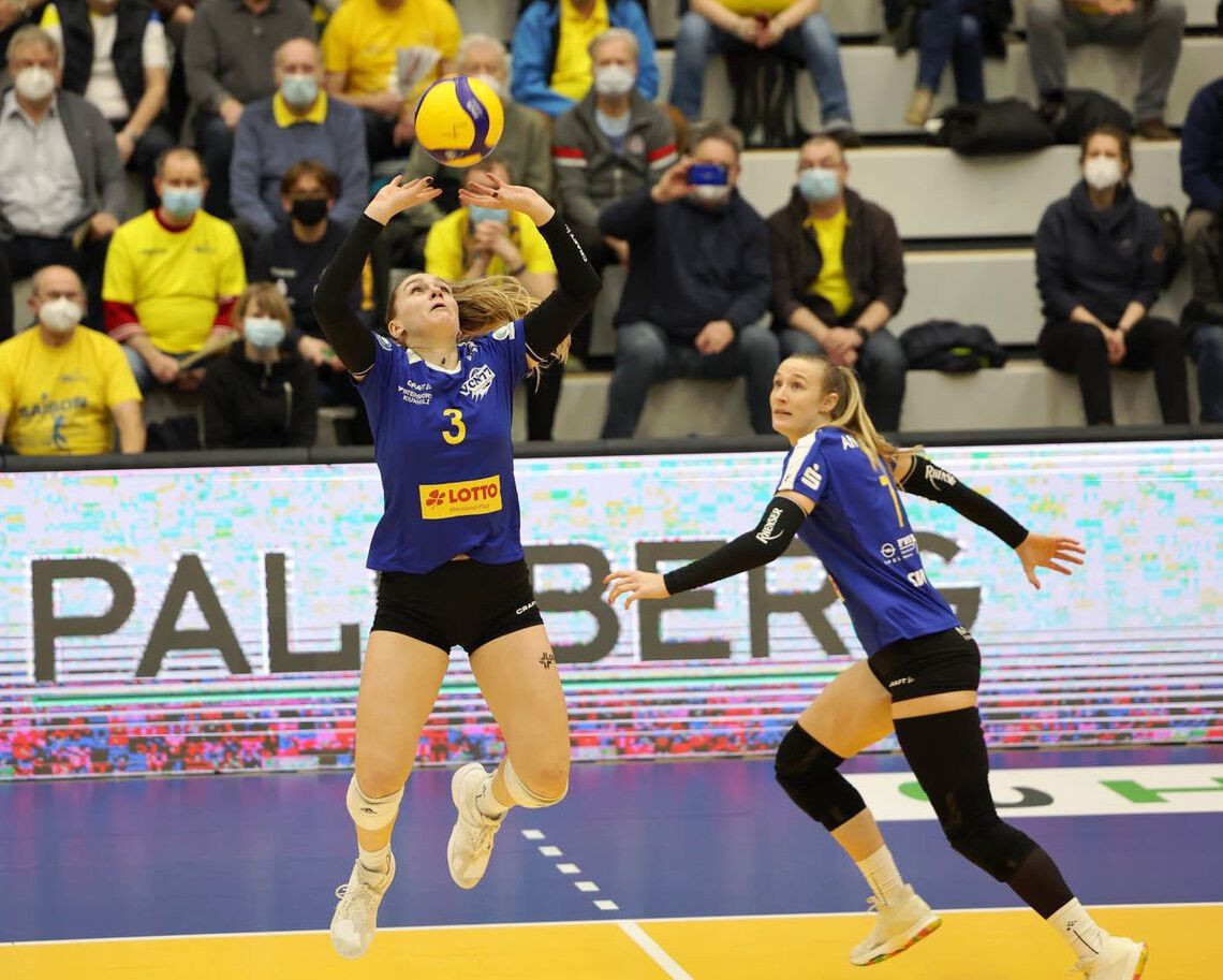 Isabelle Marciniak setzt Rachel Anderson zum Schnellangriff ein. Foto:Michael Dittmer