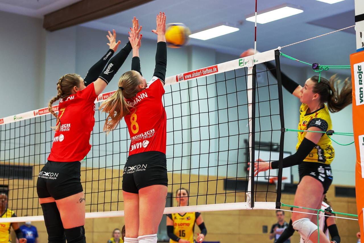 Maddy Halteman und Rachel Anderson beim Blockerfolg. Foto: Tobias Jenatschek