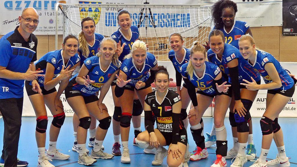 So sehen Sieger aus: (v. links) Trainer Dirk Groß, Sarah Funk, Skylar German, Jana Schäbitz, Lisa Guillermard,Maike Henning, Gysell Zayas, Johanna Brockmann, Zoe Liedtke, Hannah Dücking, Sarah Kamarah und LenaHoffmann. Foto: Uwe Lederer
